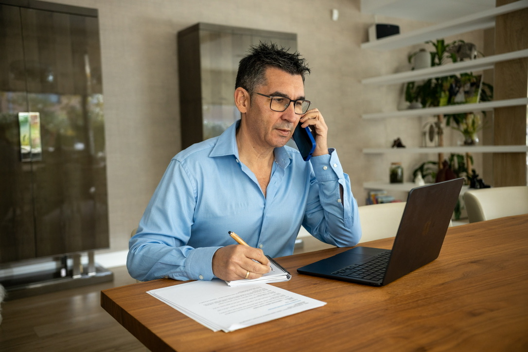 Alfredo trabajando con el ordenador